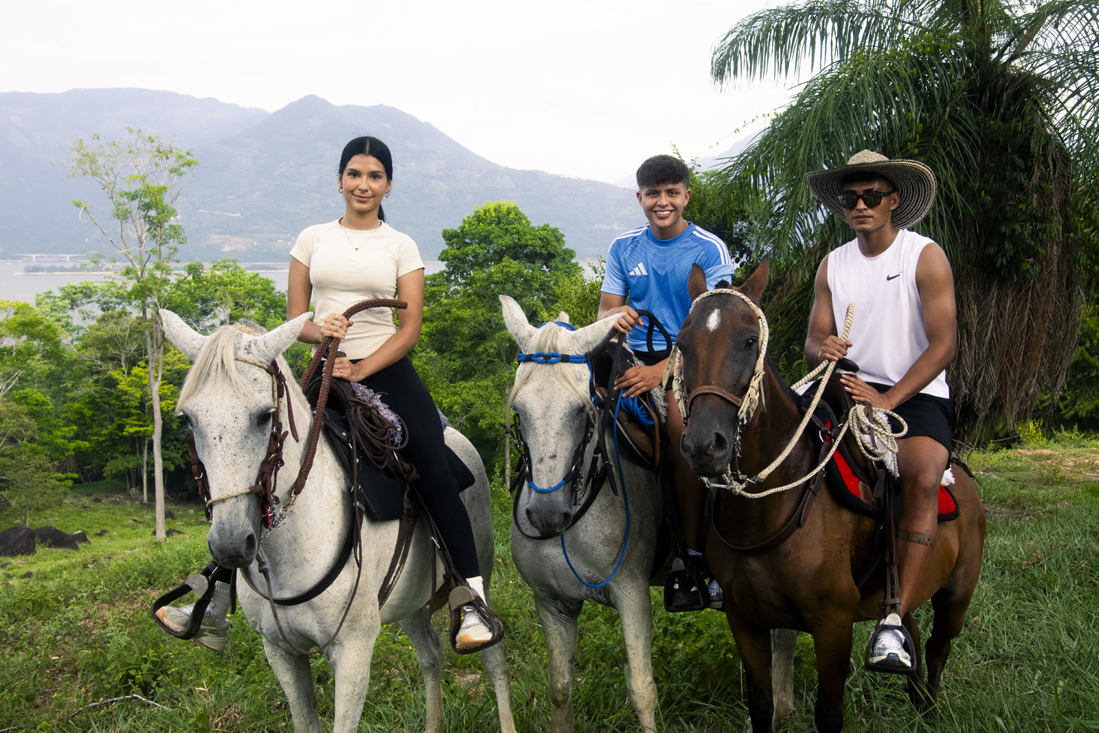 Grupo de amigos en cabalgata por las montañas cerca de Altos de Yariguíes