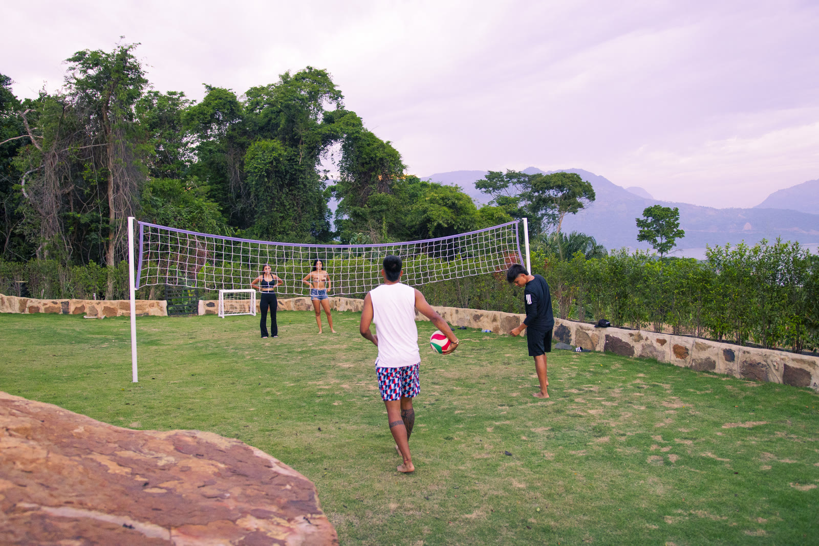 A group of friends playing beach volleyball at the Altos de Yariguíes social club