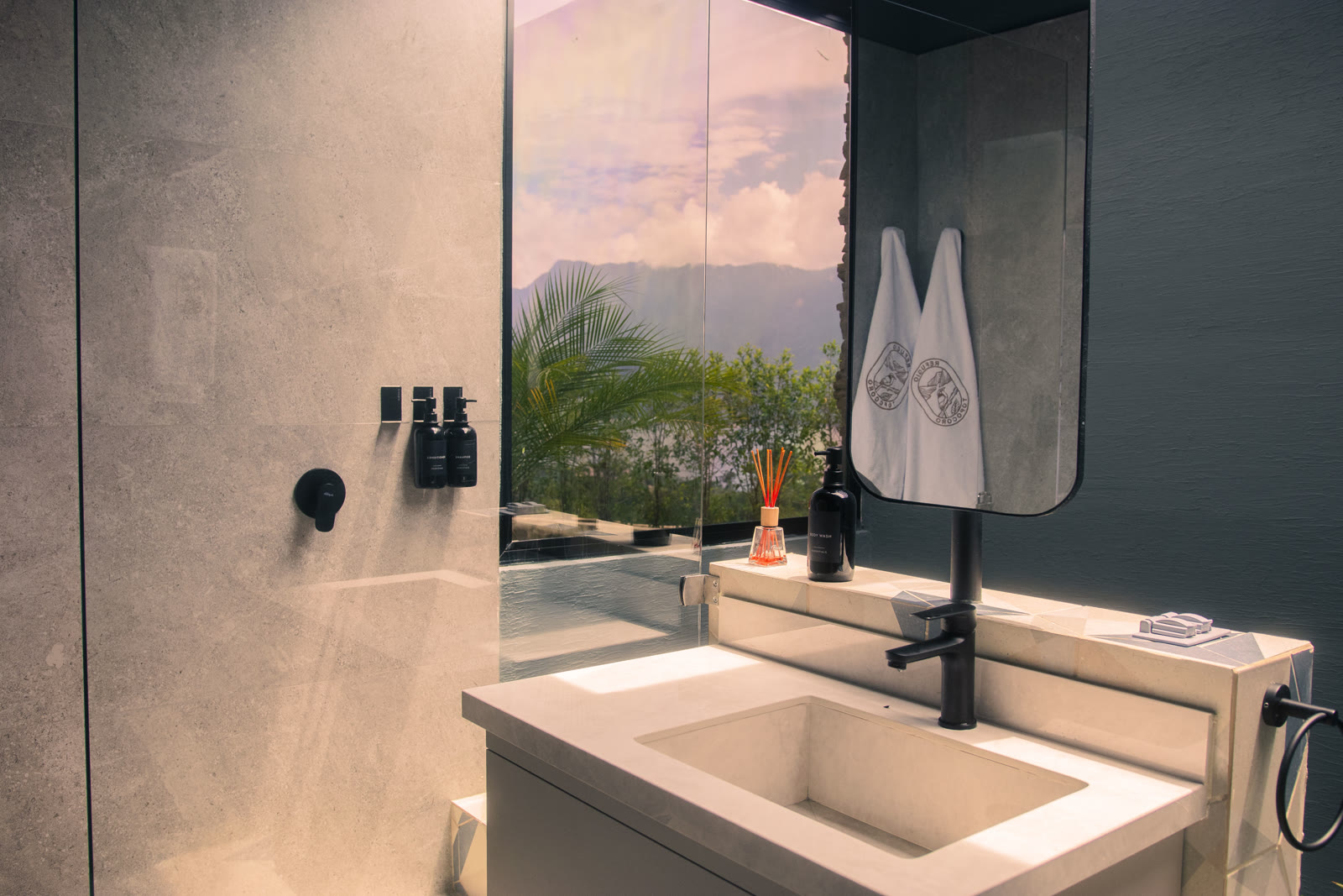 Spa style bathroom inside the Altos de Yariguíes model home