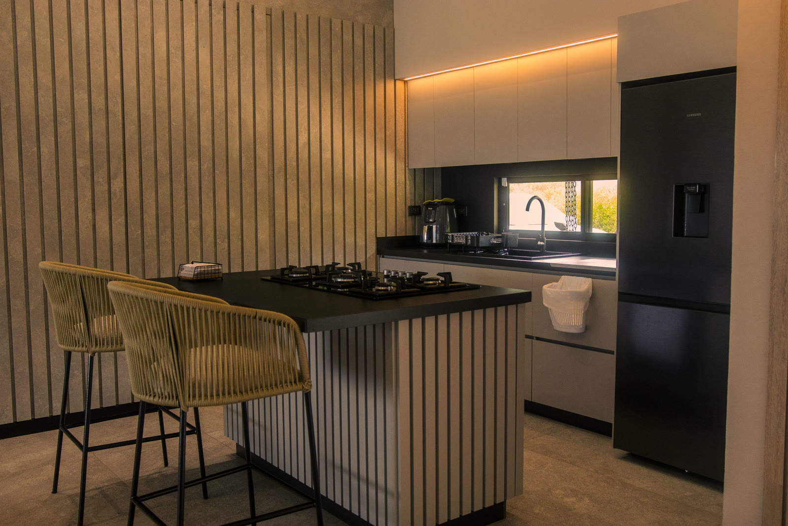 Cocina integral de la casa modelo de Altos de Yariguíes, con isla, estufa y nevera ya instaladas