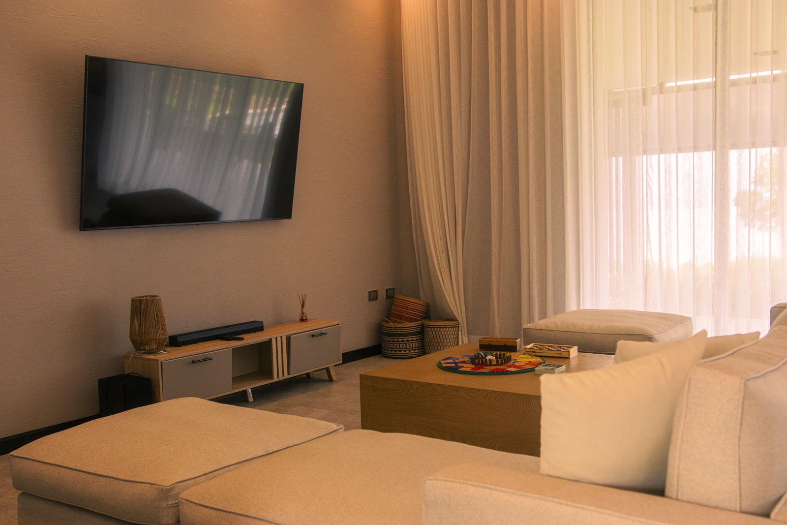 Sala con televisor en la casa modelo de Altos de Yariguíes