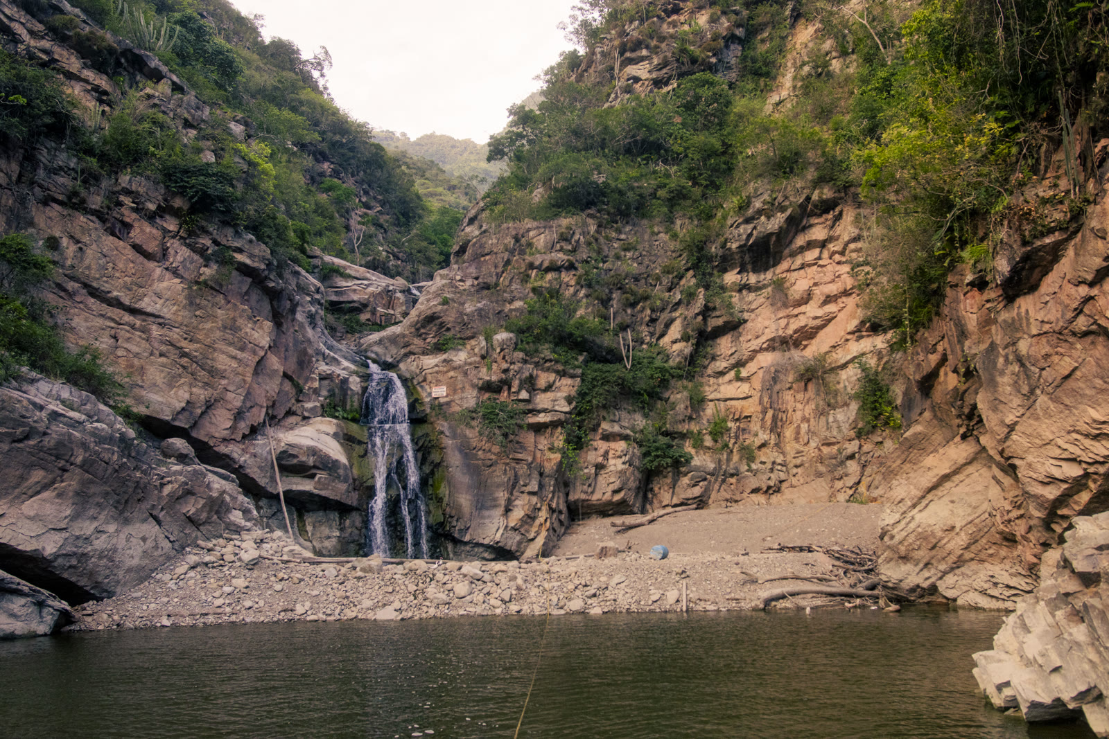 Cascada natural entre rocas cerca del Embalse de Topocoro, Santander