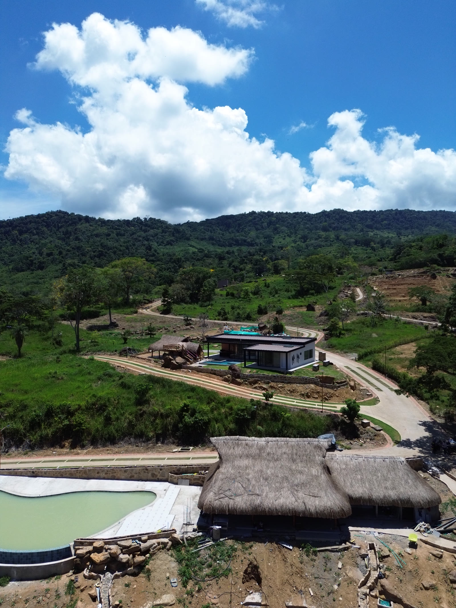 Panoramic pool at Altos de Yariguíes under construction, with the structure visible before completion, next to the Topocoro Reservoir