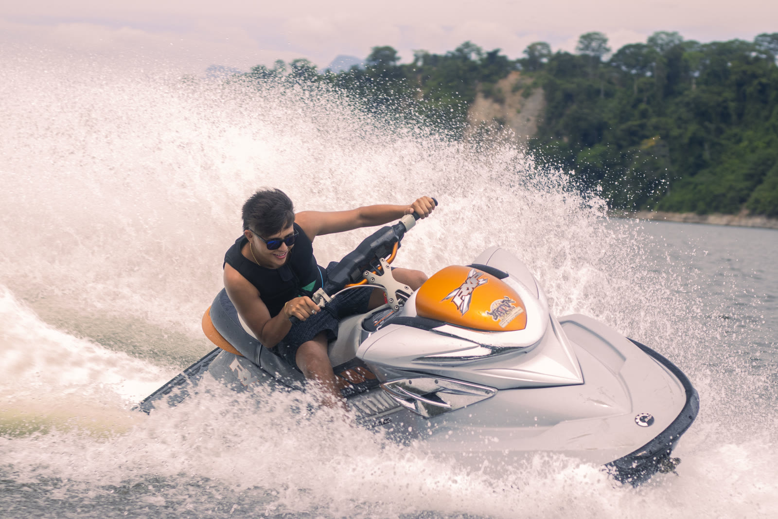 Jet ski levantando agua sobre el Embalse de Topocoro