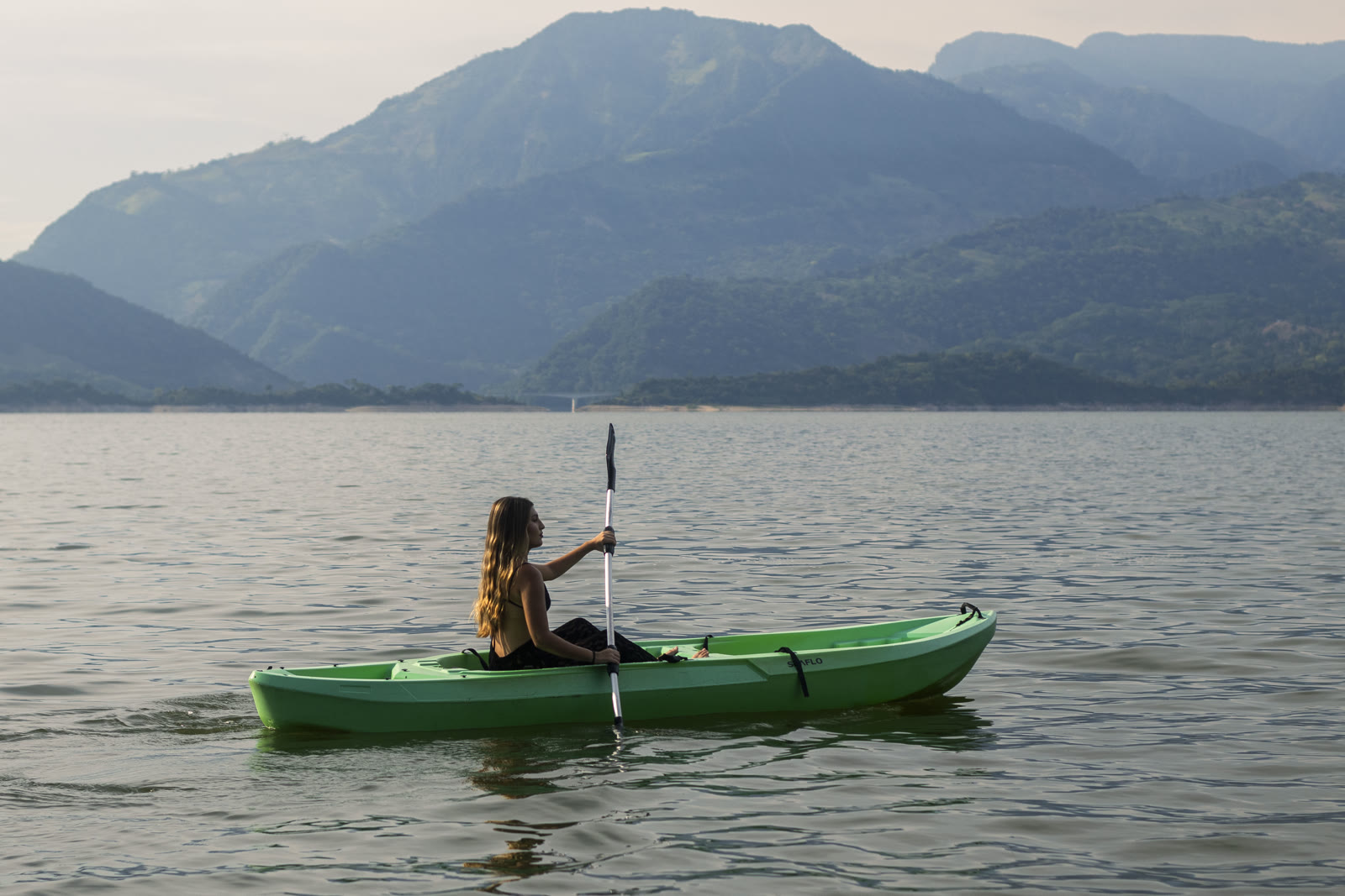 Kayak sobre el Embalse de Topocoro al atardecer