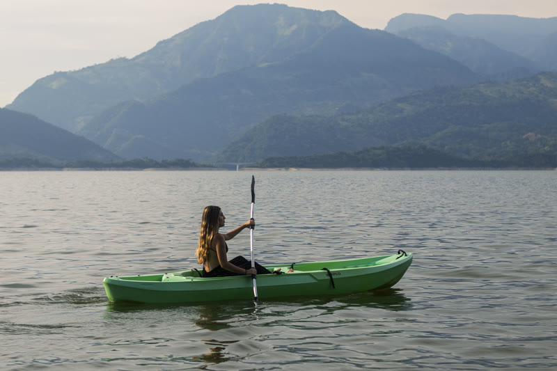 Kayak sobre el Embalse de Topocoro al atardecer