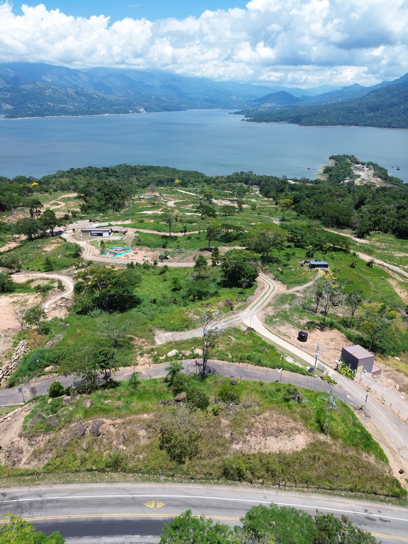 Aerial view of the Altos de Yariguíes development with its internal roads, the highway and the Topocoro Reservoir behind