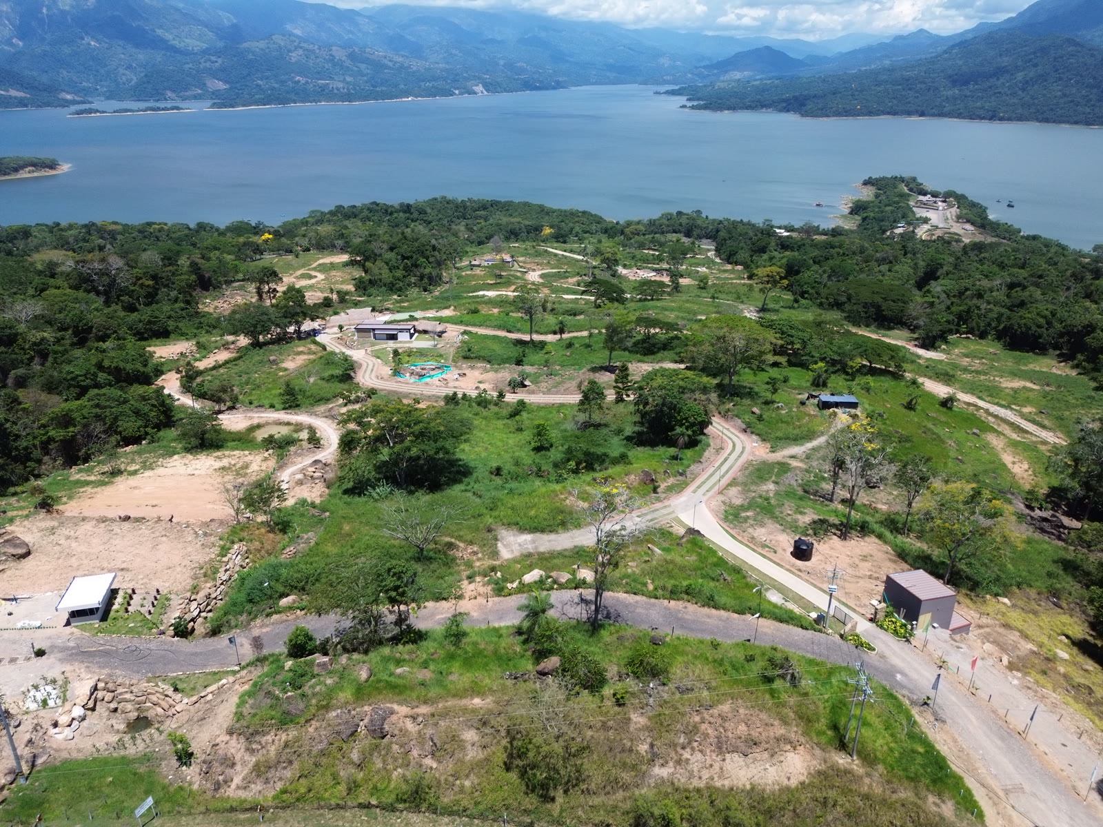 Aerial view of the already built roads, pool and social club at Altos de Yariguíes on the Topocoro Reservoir