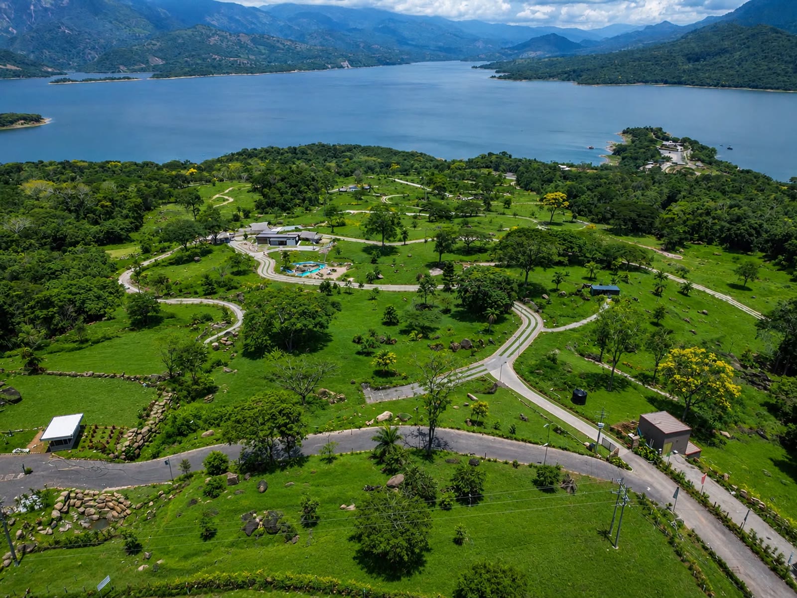 Aerial view of the panoramic pool and internal roads at Altos de Yariguíes overlooking the reservoir