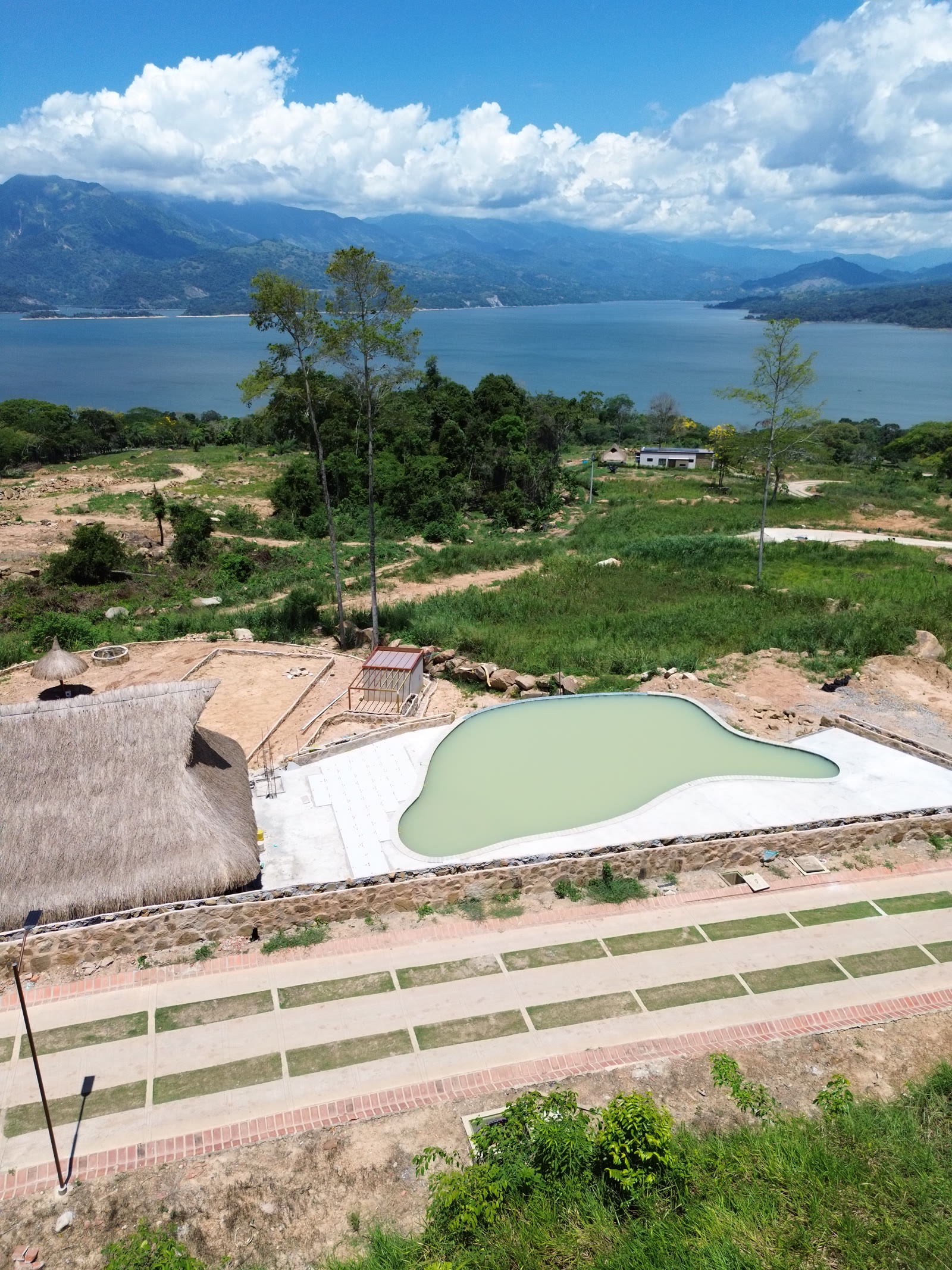 Piscina panorámica con vista al Embalse de Topocoro